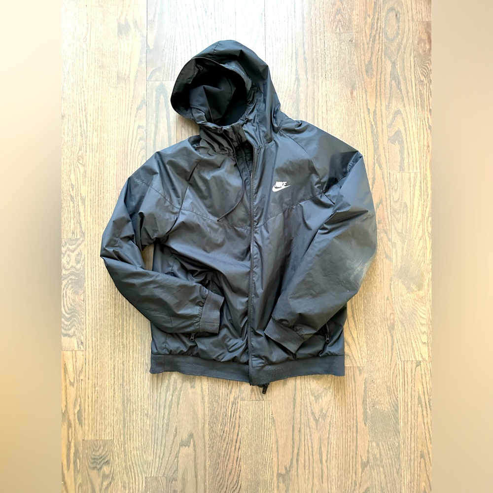 Nike Men Lightweight Rain Jacket. Black. Size L